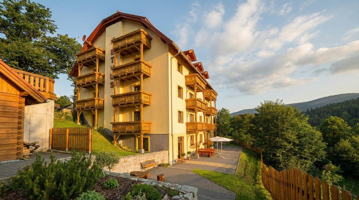 Ekoturystyka Karkonosze: Zrównoważony Wypoczynek w Karpaczu z Willą Petrus