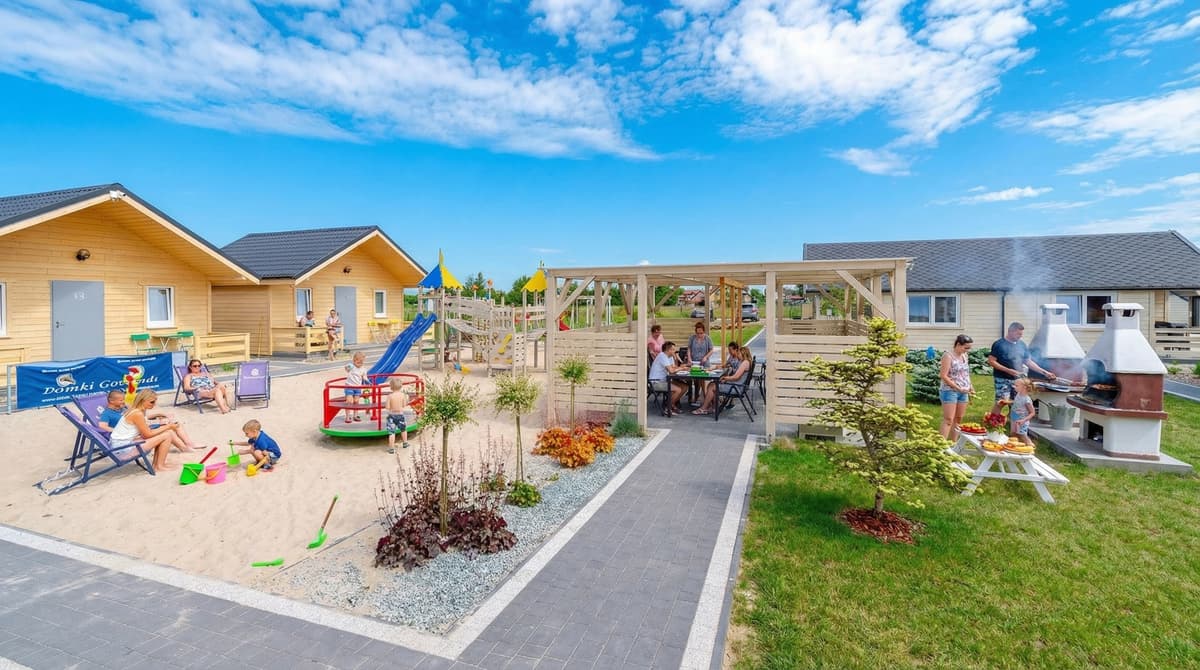 ** Wakacje w Ustce: Ośrodek DOMKI GOVINDA – relaks i aktywność