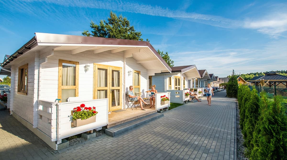 Domki Bingo Ustka: Idealne Wakacje z Dziećmi Nad Morzem