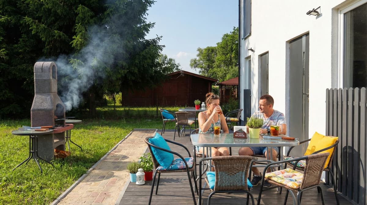 Chłopy wiosną i jesienią: Spokojne wakacje z Pensjonatem ATLANTIC