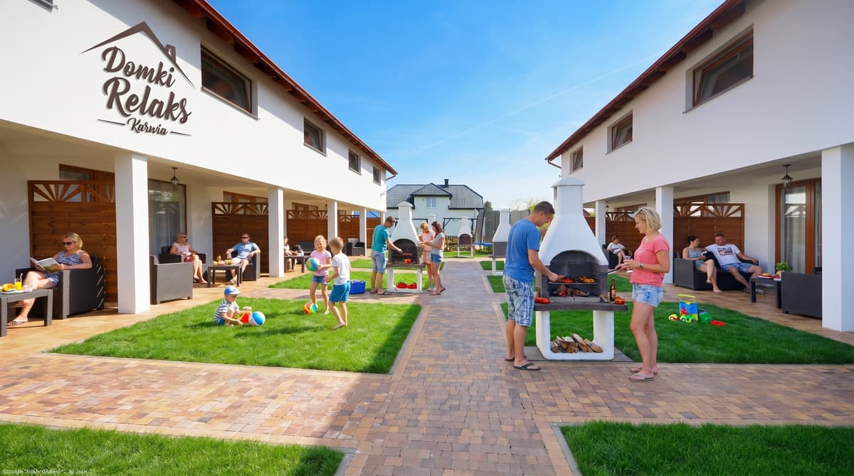 Karwia Bałtyk: Odkryj Uroki z Domkami Relaks | Przewodnik