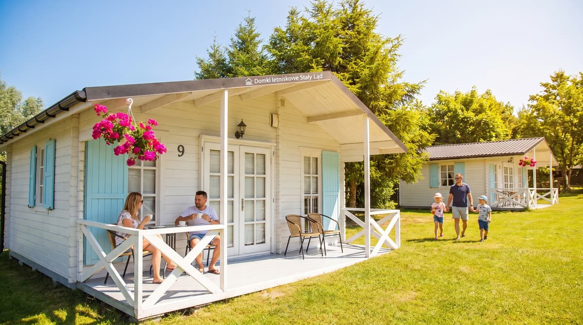 Wakacje Sianożęty: Odkryj Atrakcje i Spokojny Wypoczynek z Domkami Stały Ląd