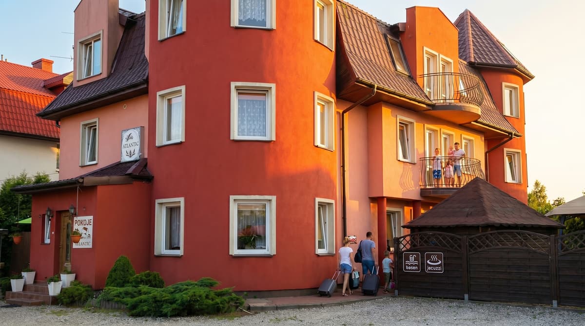 Pensjonat ATLANTIC: Wakacje z Dziećmi w Chłopach – Pełen Przewodnik