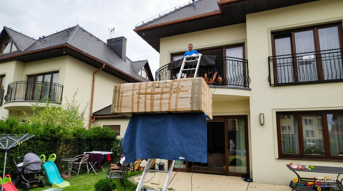 Trudne przeprowadzki we Wrocławiu? Specjalistyczny transport Marmad z dźwigiem meblowym