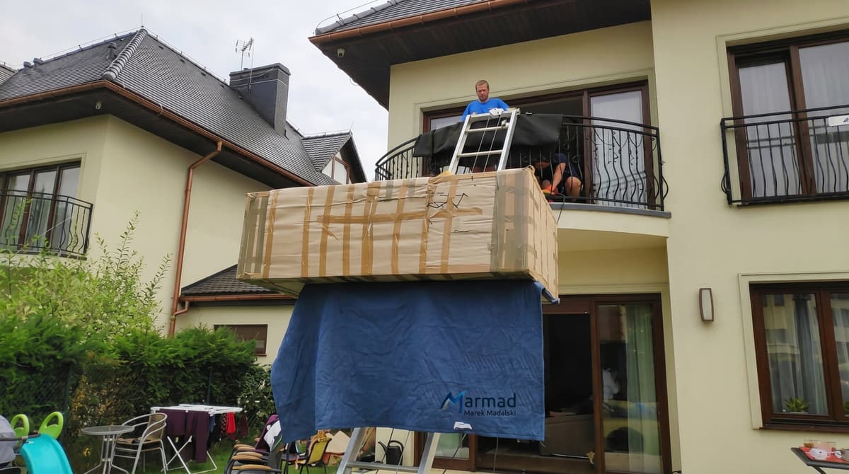 Decluttering przed przeprowadzką MarMad: Oszczędność i Spokój