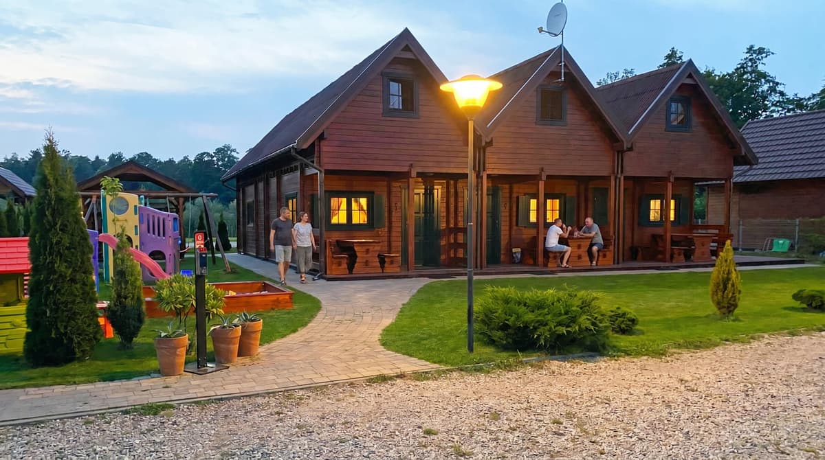 Wakacje z psem nad morzem w Sarbinowie? Przewodnik Słonecznej Zatoki