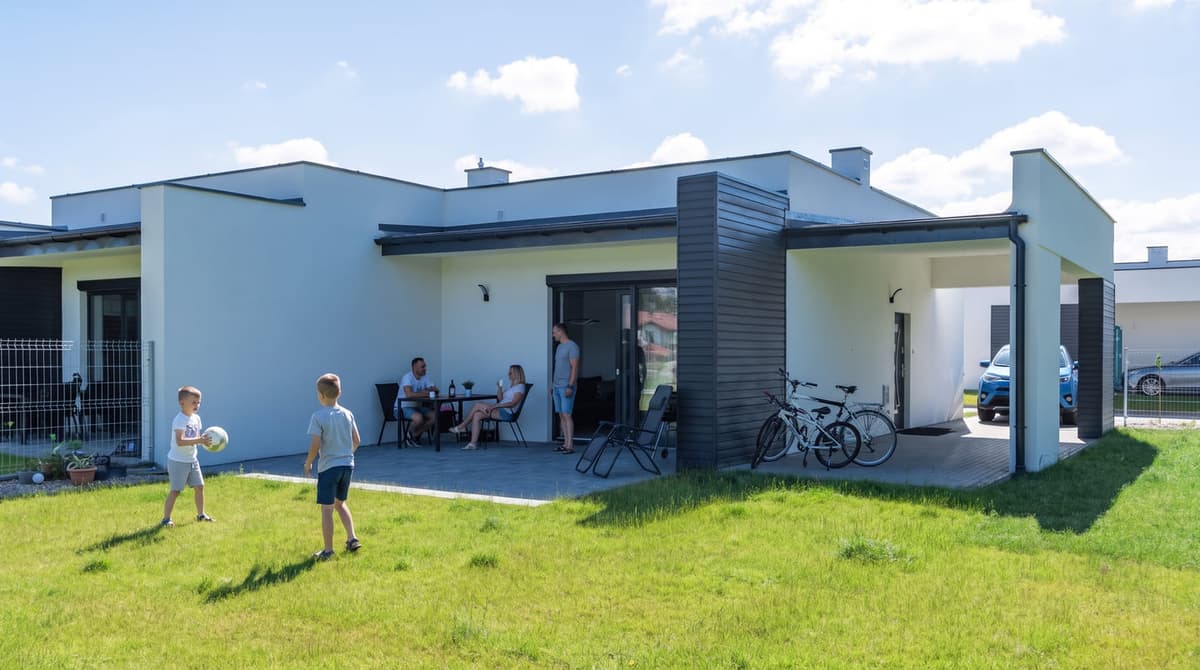 Struga Park Ustka: Ogród i parking dla rodzin – komfort bez kompromisów